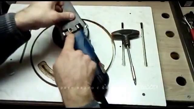 Простейшая стойка для болгарки с поворотным столом, своими руками! Стойка для УШМ. смотреть онлайн