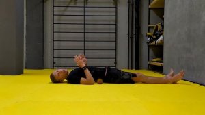 Упражнение с валиком из полотенца под спину