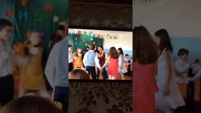 Осенний бал в нашей школе. Это не я снимала.