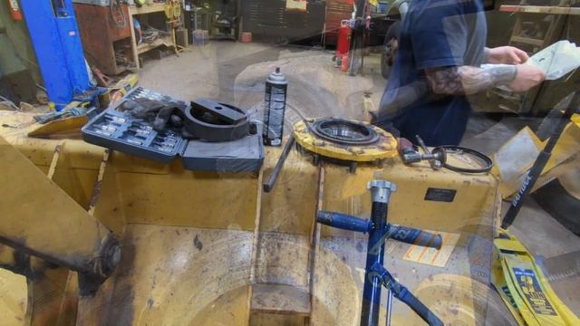 Replacing a John Deere 410G front wheel seal on MFWD axle смотреть онлайн