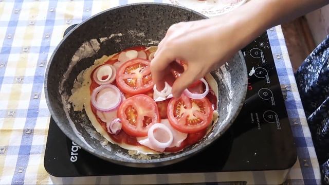 Быстрая пицца на сковороде. Ленивая пицца, два рецепта. смотреть онлайн