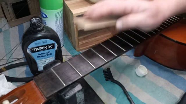 Maintenance on a Hondo 2 Classical Guitar смотреть онлайн