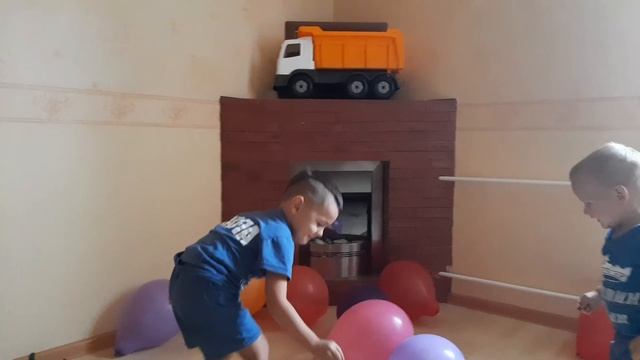 Лопаем разноцветные воздушные шарики. Развивающие занятее для детей. Pop colorful balloons. смотреть онлайн