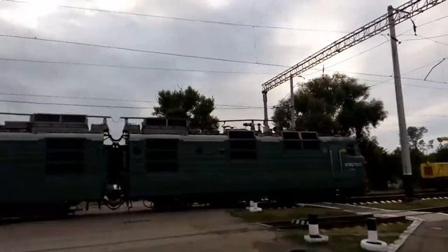 ВЛ82м-037 с поездом Кременчуг-Полтава-Москва со станции Полтава-Южная смотреть онлайн