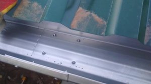 Стыковка металлического жёлоба водостока