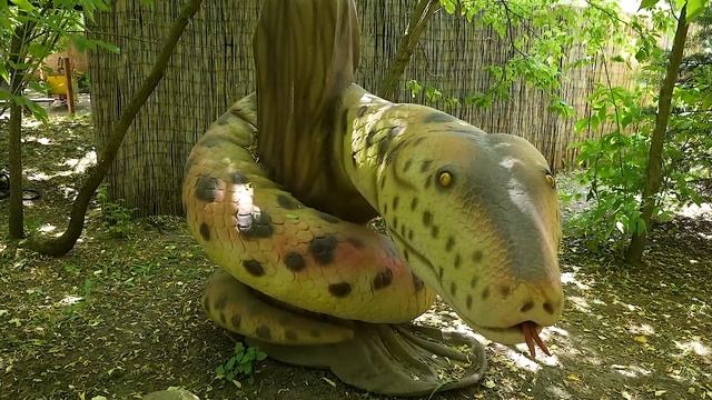 Маленькая Вера и Медведь - Медведь в Дино парке в парке Сказка - Видео про динозавров