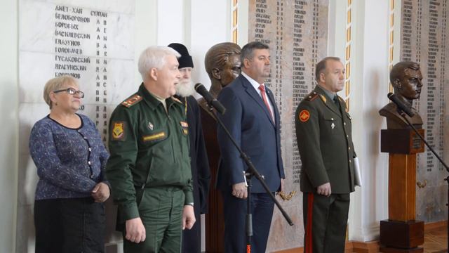 Полковник говорит торжественную речь призывникам