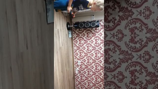 Квадрокоптер для детей/a child play with quadcopter смотреть онлайн