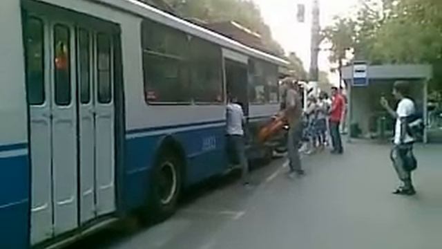 Скутер в троллейбус? А почему нет? смотреть онлайн