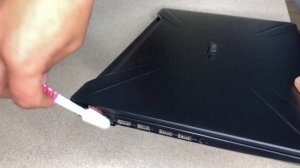 Как ПОЧИСТИТЬ НОУТБУК от пыли не разбирая его. Как почистить клавиатуру и чем протереть экран