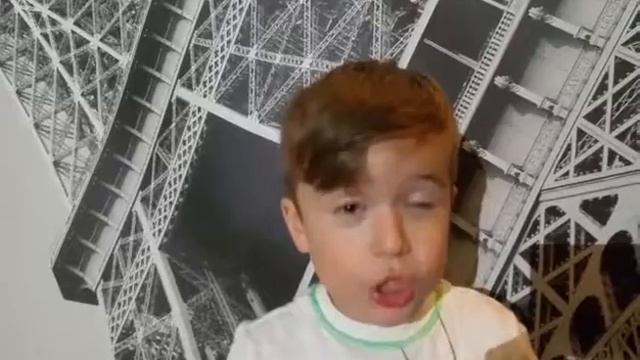 Кевин расказывает стих который называется Каждый ребёнок должен уметь. смотреть онлайн