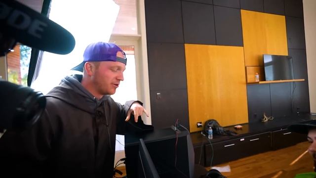 ESCAPING 100 Layers Of Bedrock смотреть онлайн