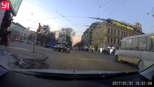 Внедорожник Mazda ползет на красный и поворачивает через 3 полосы смотреть онлайн