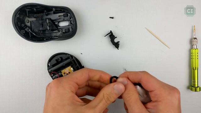 Смазка колесика и чистка беспроводной компьютерной мыши Rapoo 7100P | 5G смотреть онлайн