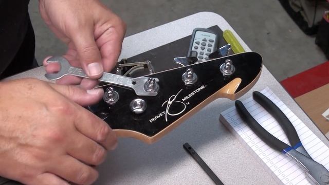 Peavey Milestone Bass - are the Stickers holding it together! Needs a new nut and a set up... смотреть онлайн