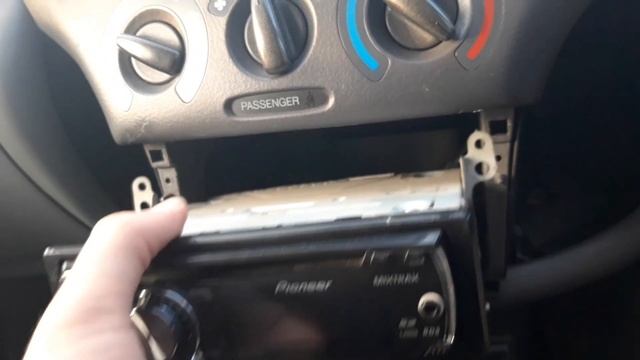 Замена магнитолы на Toyota Vitz смотреть онлайн