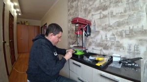 Фрезерный станок из сверлильного. Станок Франкенштейн, а он даже карандаш отрезал.