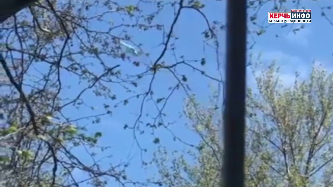 Над Керчью сегодня кружили десятки самолетов и истребителей смотреть онлайн