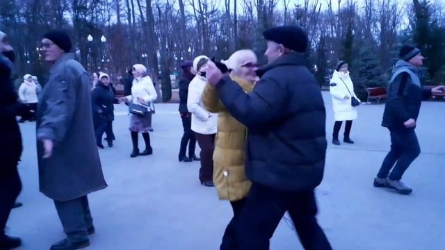 КРАСАВИЦА ДЕВЧОНКА!???/ВЕСЁЛЫЕ ТАНЦЫ В ПАРКЕ ГОРЬКОГО ХАРЬКОВ МАРТ 2021 смотреть онлайн