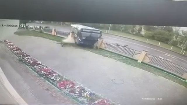 Момент столкновения автобуса и автомобиля в Пришахтинске смотреть онлайн