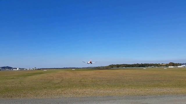 Landings at Coolangatta Airport, inc AirAsia A330 смотреть онлайн