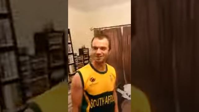 Опасный трюк с дартс смотреть онлайн