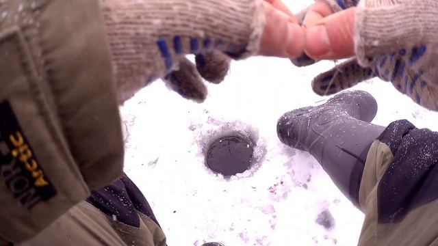 Зимняя рыбалка на озере, жуткий клев подлещика. смотреть онлайн