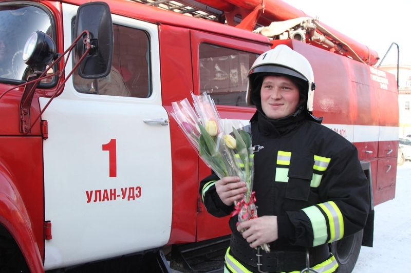 Улан-удэнские пожарные поздравили милых дам с Международным женским днем смотреть онлайн