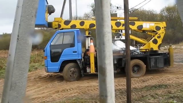 Жираф-подъёмник буксует в нашем болоте смотреть онлайн
