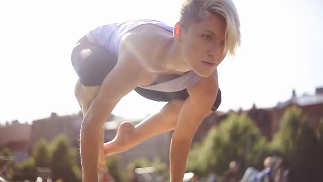 Эта девушка отрастила волосы Городская Йога вместе с Зап смотреть онлайн