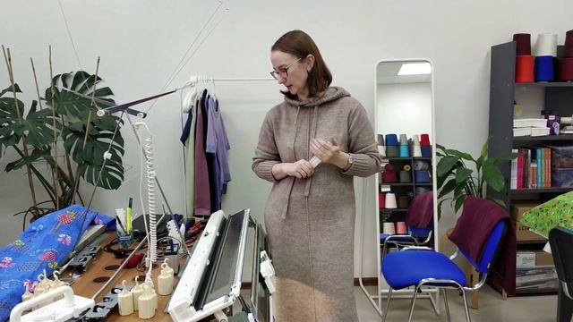 замена прижимной планки и иглы на вязальной машине смотреть онлайн