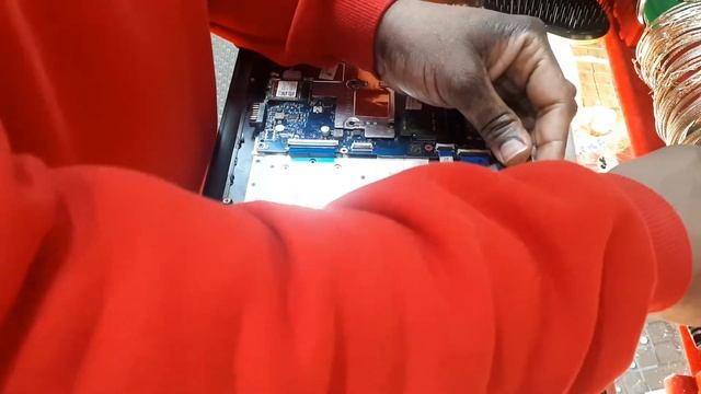 (CHANGER LE DISQUE DURE D'UN LAPTOP HP) par CIMAHOST смотреть онлайн