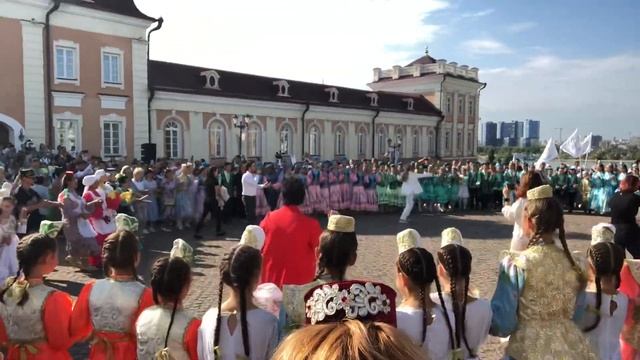 День города и Республики с Фирдусом Тямаем в Кремле флешмоб по-татарски! смотреть онлайн