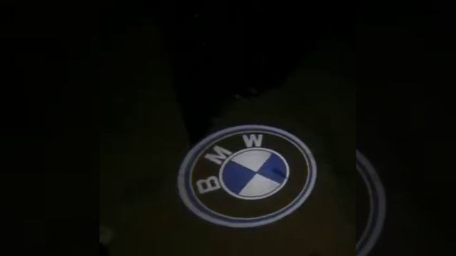Подсветка с логотипом BMW в штатное место двери смотреть онлайн
