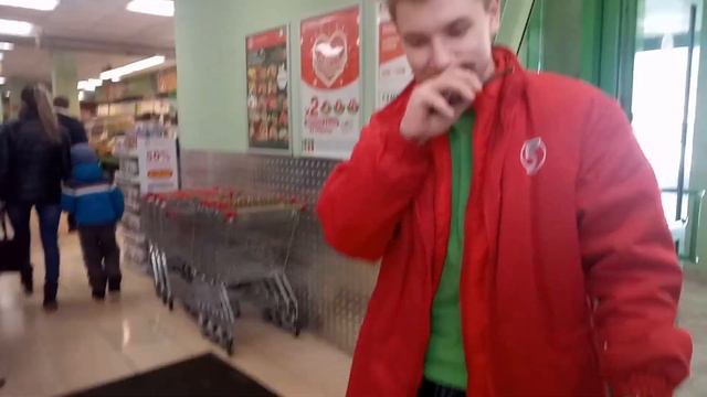 ПРОДАВЕЦ НЕ ВЫПУСКАЕТ ИЗ МАГАЗИНА, ТРЕБУЕТ ПОКАЗАТЬ СУМКУ смотреть онлайн