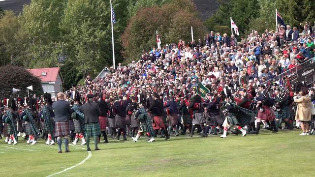 The Queen & Royal Family attend the 2018 Braemar Gathering with massed pipes & drums display смотреть онлайн