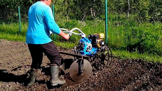 Нева МК 200, дисковые окучники смотреть онлайн