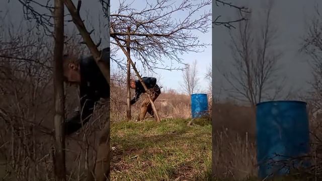 сбор крапивы, чистка участка от прошлогоднего сухостоя той же крапивы :) хороши для растопки печи! смотреть онлайн
