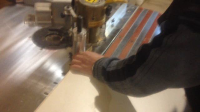 Поклейка кромки ПВХ 2мм на внутренний прямой угол.