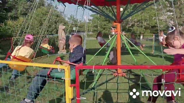 Висим на турниках. Батуты. Гуляем. смотреть онлайн
