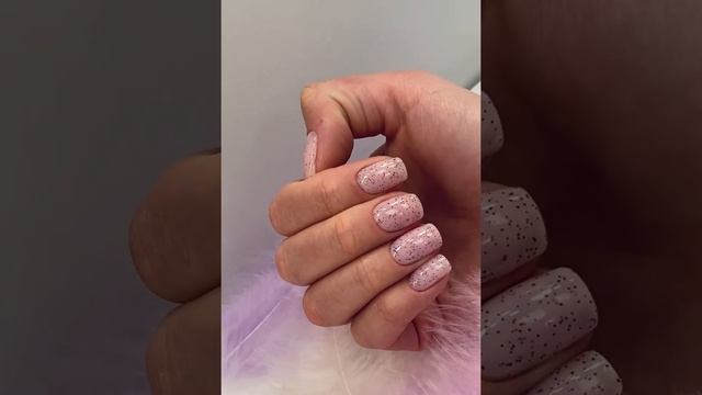 Нежный маникюр с оригинальным дизайном смотреть онлайн