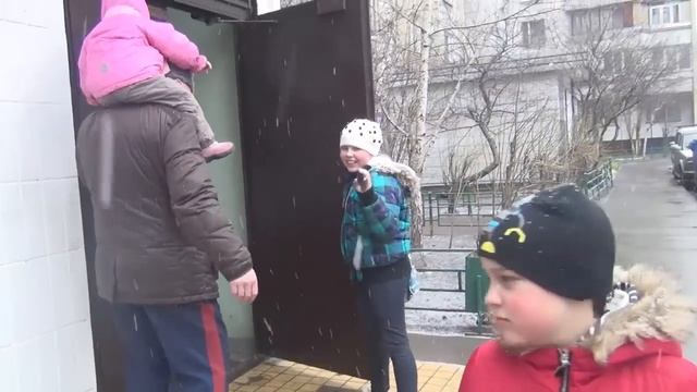 Прогулка по району. Продуктовые покупки.