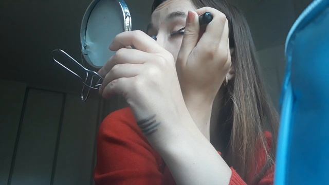 Карандаши для глаз со свотчами➡️собирайся со мной: нейтральный макияж, прическа для ветренной погод смотреть онлайн