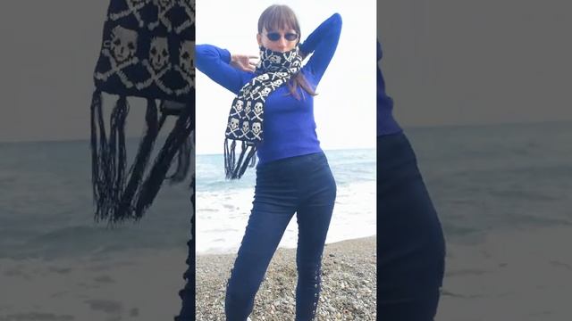 Тёплый вязаный шарф с черепами ?☠️ смотреть онлайн