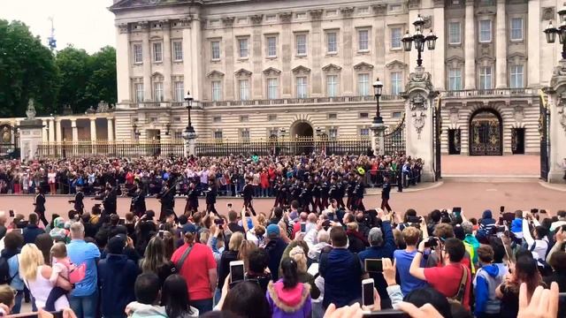 Buckingham Palace Guards changing GURKHAS смотреть онлайн