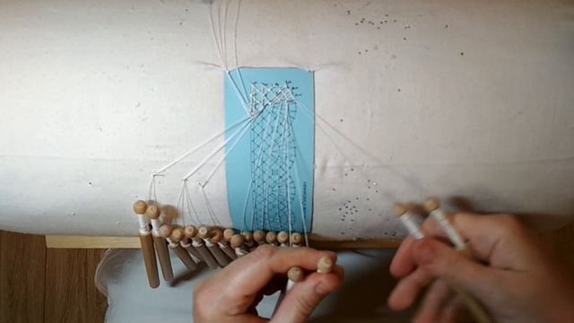 Плетение кружев парной техники. Урок 6 .Кружево-край с мыском "Павлинка" смотреть онлайн