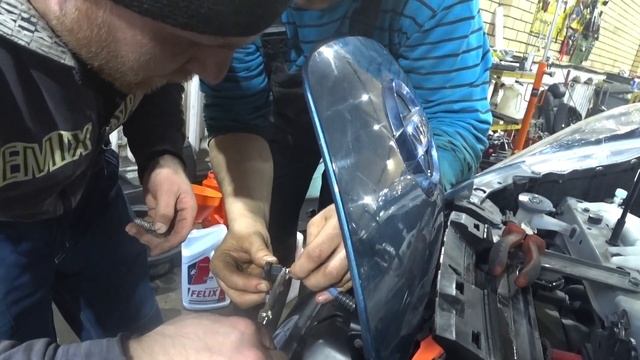 Установка подогрева батареи и автономного отопителя на Nissan Leaf смотреть онлайн