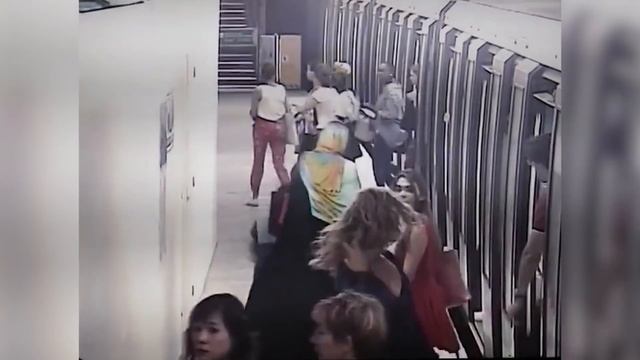 40 НЕВЕРОЯТНЫХ МОМЕНТОВ, СНЯТЫХ НА КАМЕРЫ НАБЛЮДЕНИЯ смотреть онлайн