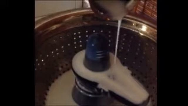 Шива лингам - абхишека, пуджа (Shiva lingam abhishek, puja) - часть 1 смотреть онлайн