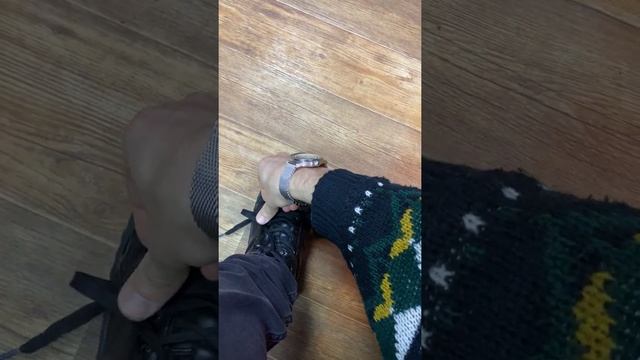 Как завязать шнурки на ботинках одной рукой, если вдруг другая рука держит телефон? #SHORTS смотреть онлайн